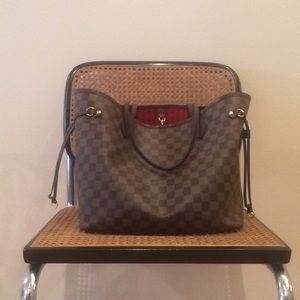 Louis Vuitton Neverfull MM. great condition/used.